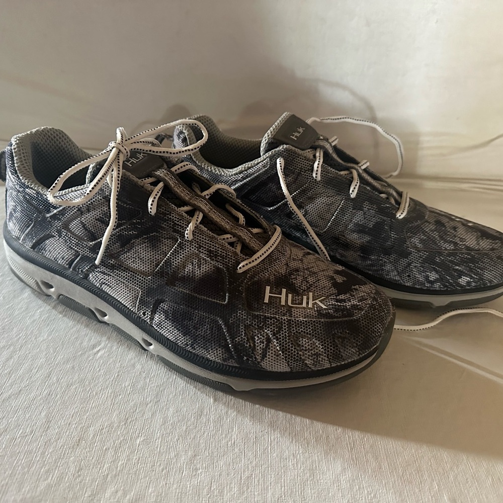 Huk Men's Black and Gray Athletic Shoes